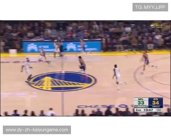 库里面对包夹突破抛投入网，勇士稳稳领先